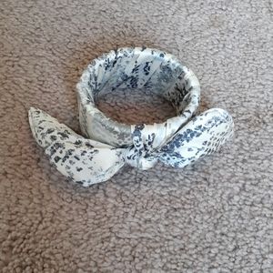Bow bracelet thing